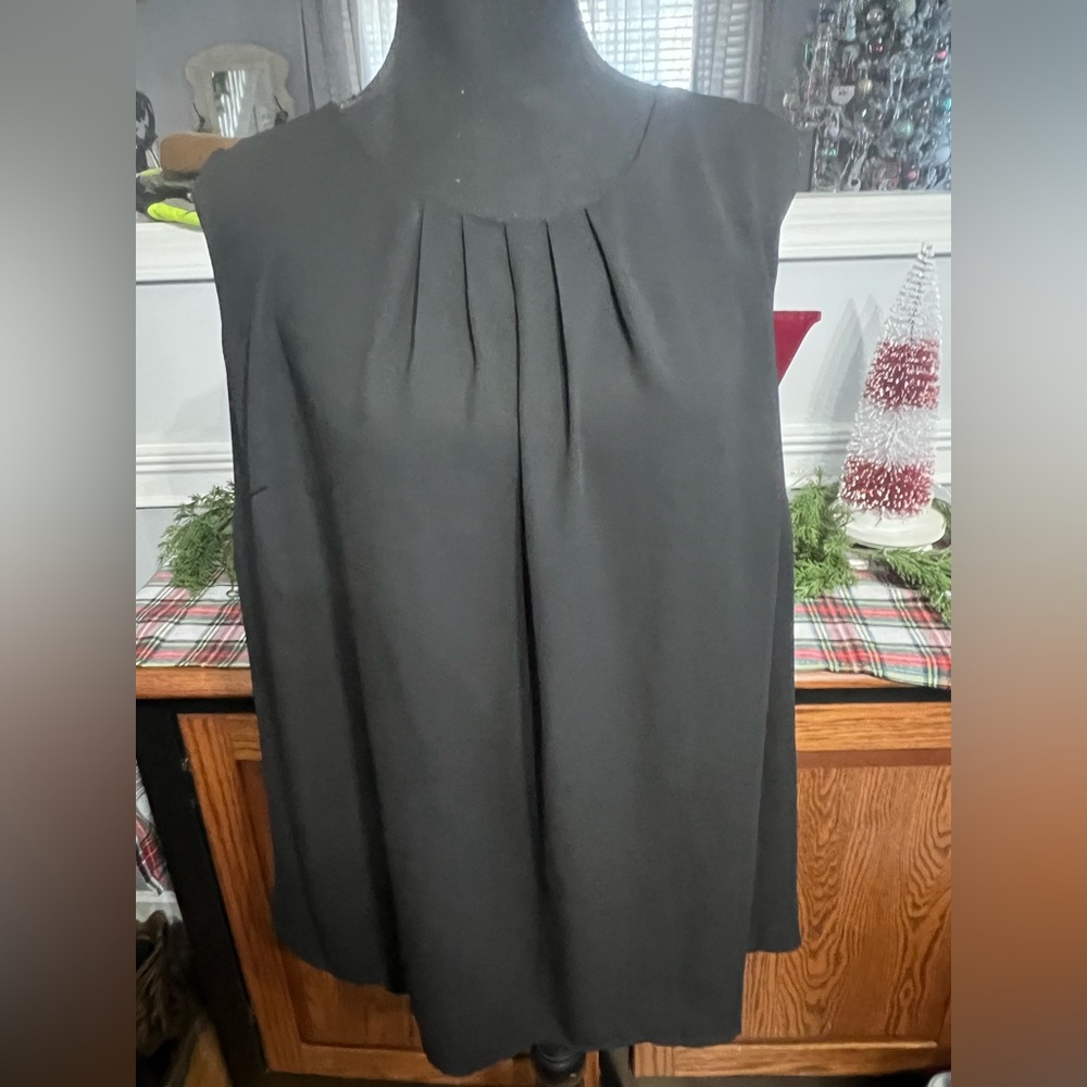 Context-Elegant Black Sleeveless Flowy Top